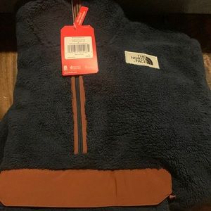 Mens North Face fleece pullover with hood. Brand new with tags.